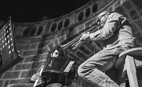 Sabato 17 febbraio - Andrea Sabatino presenta Melodico con Vince Abbracciante ai Cantieri Teatrali Koreja di Lecce