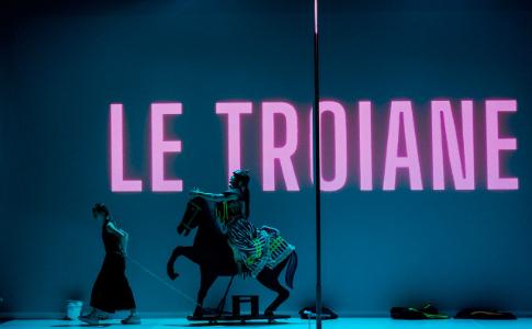 Teatro Koreja: LE TROIANE, LA GUERRA E I MASCHI una "re-visione necessaria" del testo "Le troiane" di Euripide