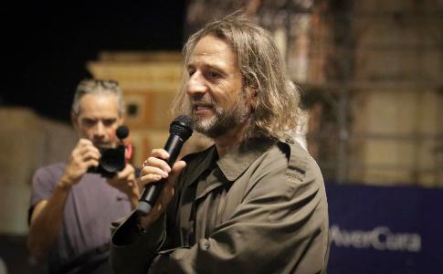 Venerdì 30 ottobre | LECCE | Artisti barboni per un giorno - Barbonaggio Teatrale Collettivo in piazza Sant'Oronzo